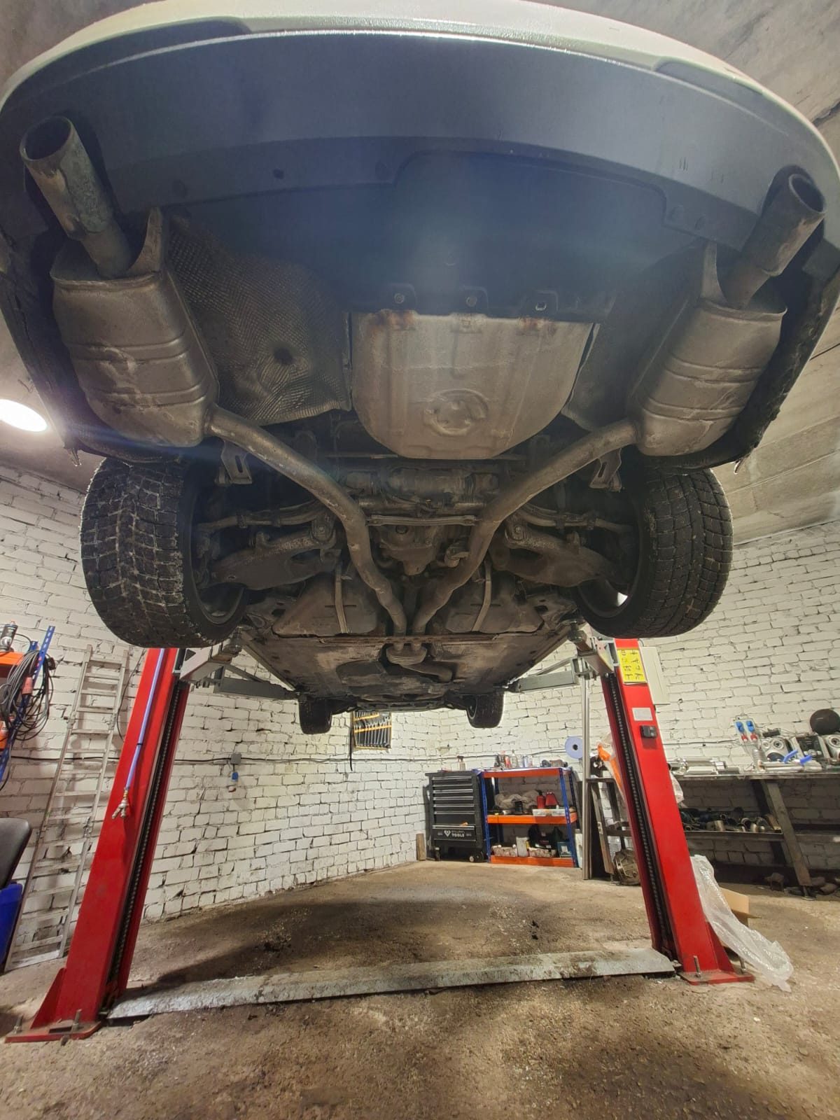 BMW rūpnīcas izplūdes sistēma pirms pārbūves – Cogwheel Workshop Rīga