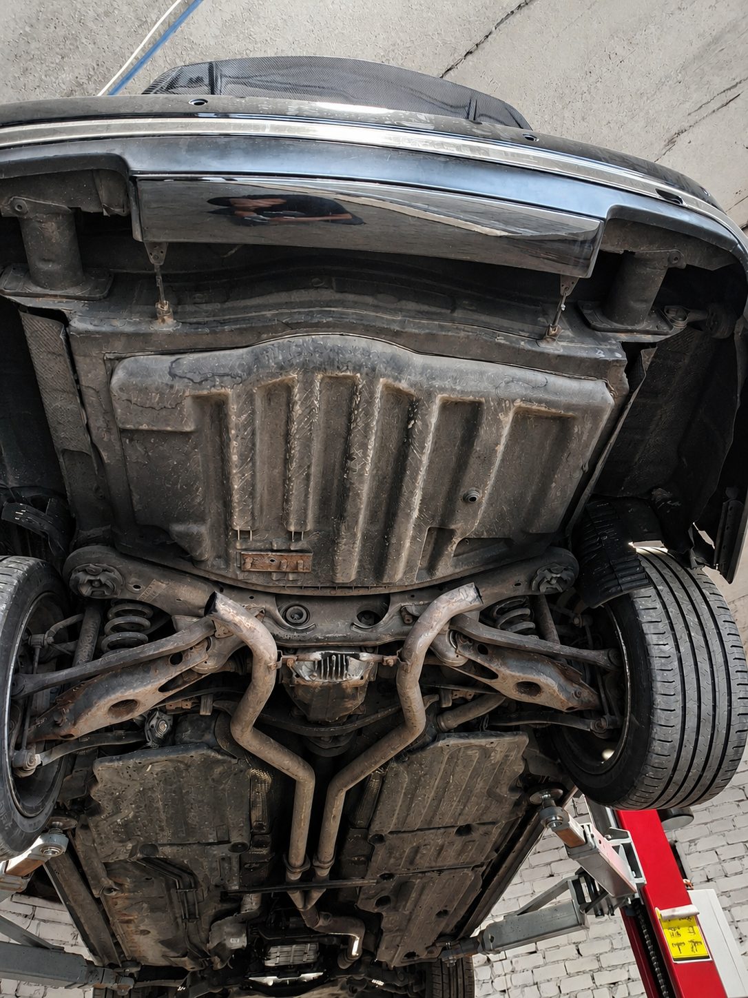 BMW rūpnīcas izplūdes sistēma pirms pārbūves – izplūdes sistēmu remonts Rīgā